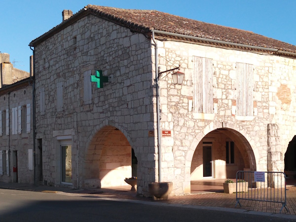 Façade historique de la Pharmacie Puymirol depuis 1945